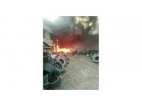 Adana’da atık lastik deposu alevlere teslim oldu