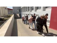 Lüks otomobilden 1 kilogram 950 gram esrar çıktı, şüpheliler çıkarıldığı mahkemece serbest kaldı