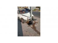 Freni tutmayan otomobil trafik ışıkları direğine çarptı: 1 yaralı