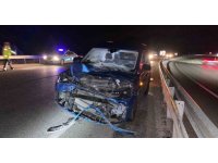 Yağış nedeniyle kayan otomobil tıra çarptı: 5 yaralı