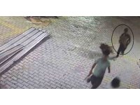 Kuruyemiş dükkanına giren acemi hırsızlar kucaklarında çerez çuvalıyla kameraya yakalandı