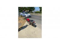 Plakasız motosiklet otomobile çarptı: 2 yaralı
