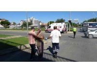 Otomobiller çarpıştı, sürücülerin eşleri yaralandı