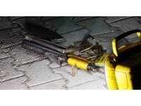 Plakasız motosikletle gelip iş yerine AK-47 ile saldırı düzenleyecekleri sırada bekçilere yakalandılar