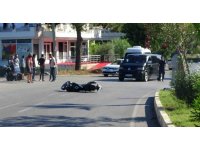 Panelvanla çarpışan motosiklet sürücüsü kaskı sayesinde ölümden döndü