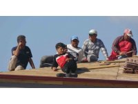 Çatıda çalışan işçilerin seyir zevkine ne alevler ne de duman son verebildi