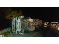 Zift dolu tanker devrildi, yol ulaşıma kapandı