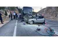 Antalya’da yolcu otobüsü ile otomobil kafa kafaya çarpıştı: 1 ölü, 5 yaralı