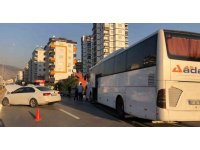Adana’da otomobil yolcu otobüsü ile çarpıştı: 1 yaralı
