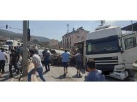 Enkazdan çıkan demirleri taşıyan tır devrildi, 4 araç zarar gördü