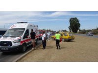 Motosiklet sürücüsünün metrelerce savrulduğu aynı kavşakta 1 saat arayla yaşanan iki kazada araçlar hurdaya döndü