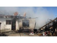 Bahçede yemek yapmak için yakılan ateş evi yaktı