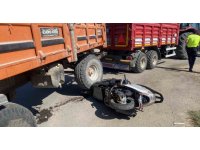 Motosikletli genç römorkun altında kalarak yaşamını yitirdi