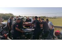 Hafif ticari araç tur midibüsüne arkadan çarptı, sıkışan sürücüyü itfaiye ekipleri kurtardı