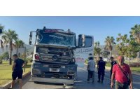 Kontrolden çıkan beton mikseri, önüne geleni yıkıp geçti