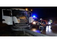 Kırmızı ışıkta duran tıra arkadan çarptı: Araçta sıkışan sürücüyü itfaiye kurtardı