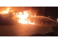 İki hafta önce açılan madeni yağ dükkanı alev alev yandı