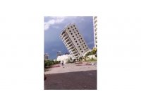 Hasarlı binanın yıkım sırasında çöktüğü anlar kamerada