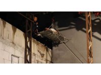 Pencereden apartmanın terasına düştü, itfaiye vinçle kurtardı