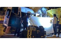 İsveç ve Alman uyruklu turistleri taşıyan minibüs, duran kamyona çarptı: 1 ölü, 10 yaralı