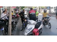 Kafalarında olması gereken kaskı motosiklete taktılar, cezalardan kaçamadılar