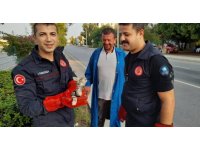 Otomobilin motor kısmına giren yavru kedi, 3 saatte çıkarılabildi