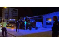 Trafik ekiplerinden kaçan sürücü lüks kamyoneti bırakıp gitti