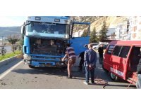Lastiği patlayan tır karşı şeride geçti