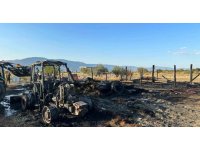 Samanlık yangınında traktör ve saman balyaları küle döndü, 2 hayvan telef oldu