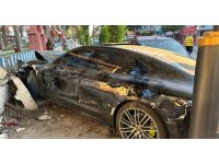 Burdur’da lüks otomobil önce park halindeki araçlara sonra duvara çarptı