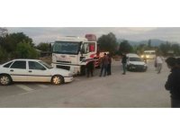 Arızalı otomobil bir anda çalışıp hareket edince 3 araç birbirine girdi