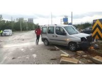 Isparta’da çarpışan araçlar refüje çarptı: 4 yaralı