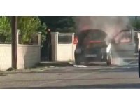 Hatay’da seyir halindeki otomobil alev alev yandı
