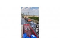 Tır üzerindeki geri dönüşüm ürünleri yandı