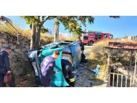 Burdur’da kontrolden çıkan otomobil evin bahçesine uçtu: 1 yaralı