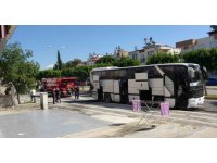 Antalya’da hareket halindeki otobüs yandı, yangın tüpünü ve çeşme hortumunu alan otobüse koştu