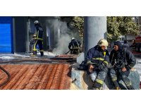 Lastik deposunda çıkan yangın saatler süren müdahale sonunda kontrol altına alındı