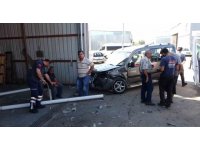 Çarpışan araçlardan biri iş yerine daldı: 2 yaralı
