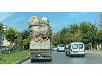 Çuval yüklü kamyonetin tehlikeli yolculuğu kamerada