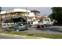 Lastiği patlayan otomobil refüjdeki palmiyeye ve kaldırıma çarptı: 2 yaralı