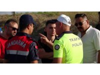 Kamyonetin aynasına çarpıp otomobilin altında sürüklenen motosiklet sürücüsü hayatını kaybetti