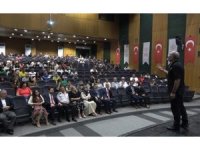 Polis Başmüfettişi Ahmet Sula, Osmaniye’de resim sergisi açıp konferans verdi