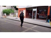 Silahlı saldırıda yaralandı, bankaya sığındı