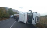 Isparta’da asfalt malzemesi yüklü tır devrildi