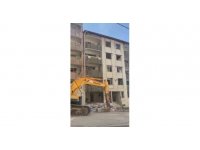 5 katlı bina titreşimle yıkıldı: O anlar kamerada