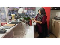 Küçük kız çocuğunu annesini çağırmasını isteyerek dışarı çıkartan hırsızlar, girdikleri dükkanı soydu