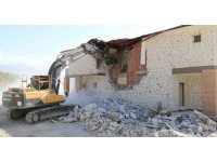 Kaş’ta kaçak yapılan yüzme havuzlu binalar ekipler tarafından yıkıldı