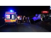 Hafif ticari araç, iki otomobile çarpıp ters döndü: 1 yaralı