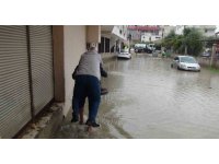 Yağışın göle çevirip araçları suya gömdüğü Silifke’de ekipler su tahliyesine başladı