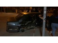 Burdur’da kavşağa kontrolsüz giren 2 otomobil çarpıştı